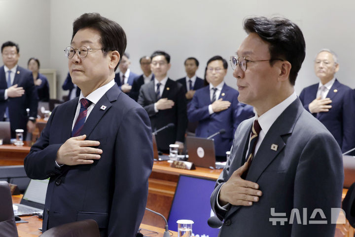 [서울=뉴시스] 최동준 기자 = 이재명 대통령과 김민석 국무총리가 5일 서울 용산 대통령실 청사에서 열린 국무회의에서 국민의례를 하고 있다. 2025.07.05. photocdj@newsis.com
