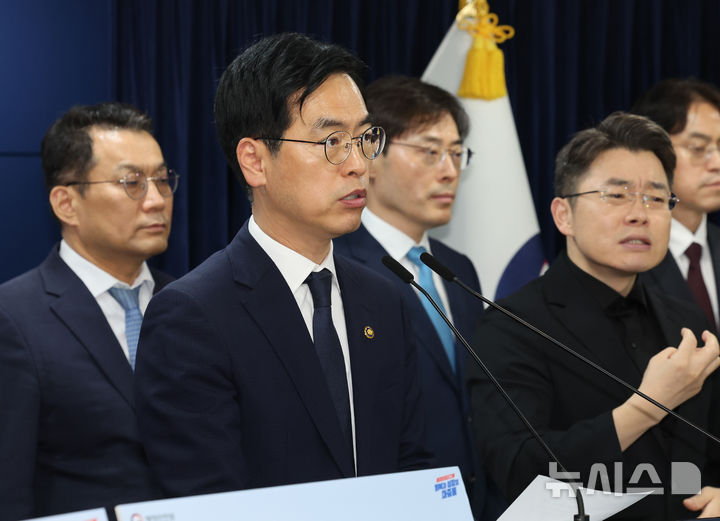 [서울=뉴시스] 배훈식 기자 = 김민재 행정안전부 장관 직무대행이 5일 오전 서울 종로구 정부서울청사에서 민생회복지원금 지급방안을 발표하고 있다. 2025.07.05. dahora83@newsis.com