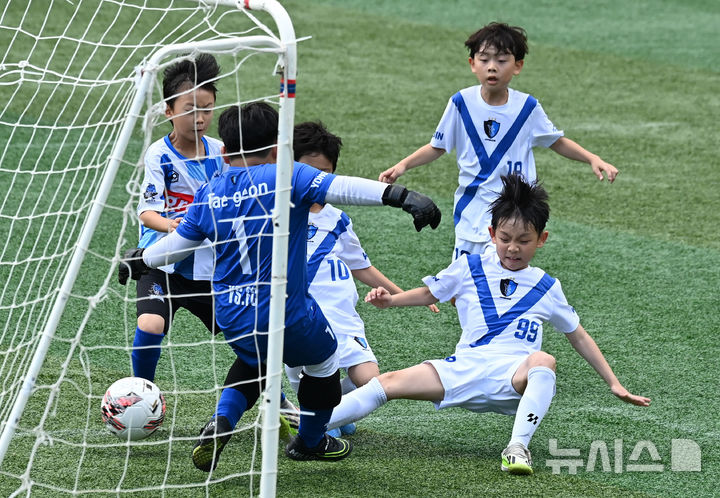 [수원=뉴시스] 김종택 기자 = '제3회 수원컵 전국 유소년 축구대회'가 열린 5일 경기 수원시 경기대학교 수원캠퍼스 대운동장에서 대회에 참가한 선수들이 열띤 경기를 펼치고 있다. 뉴시스 경기남부본부가 주최하고 수원시축구협회가 주관한 이번대회는 전국에서 모인 순수아마추어 취미반 소속 40개팀, 총 400여명이 참가했다. 2025.07.05. jtk@newsis.com