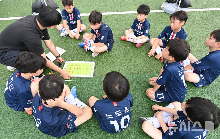 [수원=뉴시스] 김종택 기자 = '제3회 수원컵 전국 유소년 축구대회'가 열린 5일 경기 수원시 경기대학교 수원캠퍼스 대운동장에서 대회에 참가한 선수들이 감독의 지시사항을 듣고 있다. 뉴시스 경기남부본부가 주최하고 수원시축구협회가 주관한 이번대회는 전국에서 모인 순수아마추어 취미반 소속 40개팀, 총 400여명이 참가했다. 2025.07.05. jtk@newsis.com