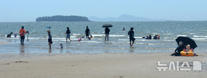 [부안=뉴시스] 김얼 기자 = 연일 무더위가 기승을 부리고 있는 5일 전북 부안군 변산해수욕장을 찾은 시민들이 물놀이를 하며 더위를 식히고 있다. 2025.07.05. pmkeul@newsis.com