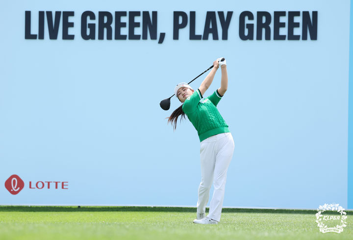 [서울=뉴시스] 홍효식 기자 = 5일 인천 서구 베어즈베스트청라CC에서 열린 '제15회 롯데오픈' 3라운드, 노승희가 10번홀에서 티샷하고 있다. (사진=KLPGA 제공) 2025.07.05. photo@newsis.com *재판매 및 DB 금지