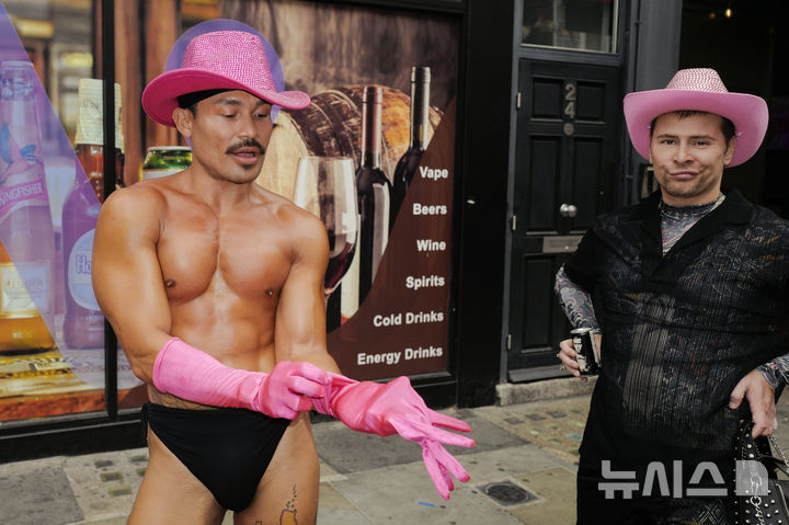 [런던=AP/뉴시스] 런던 소호에서 열린 2025 프라이드 퍼레이드 행사에 사람들이 참석하고 있다. 2025.07.05.