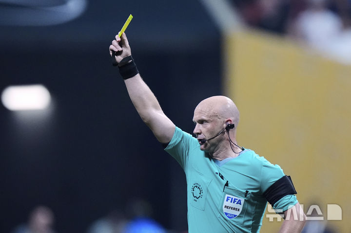 [애틀랜타=AP/뉴시스] 2025 국제축구연맹(FIFA) 클럽월드컵 8강전 파리 생제르맹(PSG) 대 바이에른 뮌헨의 경기를 맡은 앤서니 테일러 주심. 2025.07.05.