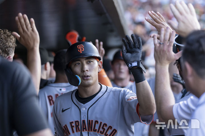 [새크라멘토=AP/뉴시스] 메이저리그(MLB) 샌프란시스코 자이언츠 이정후가 6일(한국 시간) 애슬레틱스와 2025 MLB 경기에서 3회초 득점한 뒤 동료들과 기뻐하고 있다. 2025.07.06.