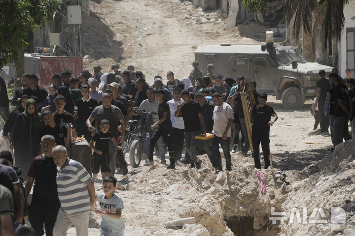 [툴카름=AP/뉴시스] 지난달 6일(현지 시간) 요르단강 서안지구 툴카름 난민촌에서 팔레스타인 주민들이 이스라엘 보안군의 주택 철거를 앞두고 소지품을 챙겨 집을 떠나고 있다. 2025.08.14.