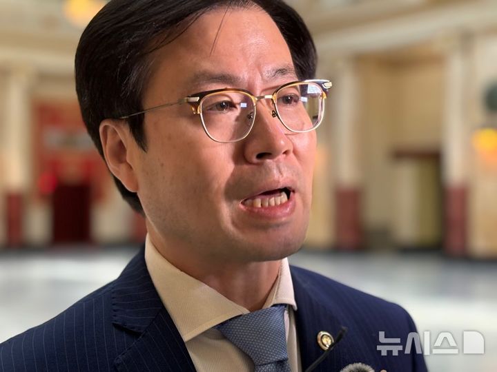 [워싱턴=뉴시스]이윤희 특파원 = 도널드 트럼프 미국 행정부 상호관세 유예 만료 시한이 임박하면서 불확실성이 고조되는 가운데, 여한구 산업통상자원부 통상교섭본부장이 5일(현지 시간) 미국 워싱턴DC 유니언 스테이션에 도착해 특파원들 질문에 답하고 있다. 2025.07.06. 