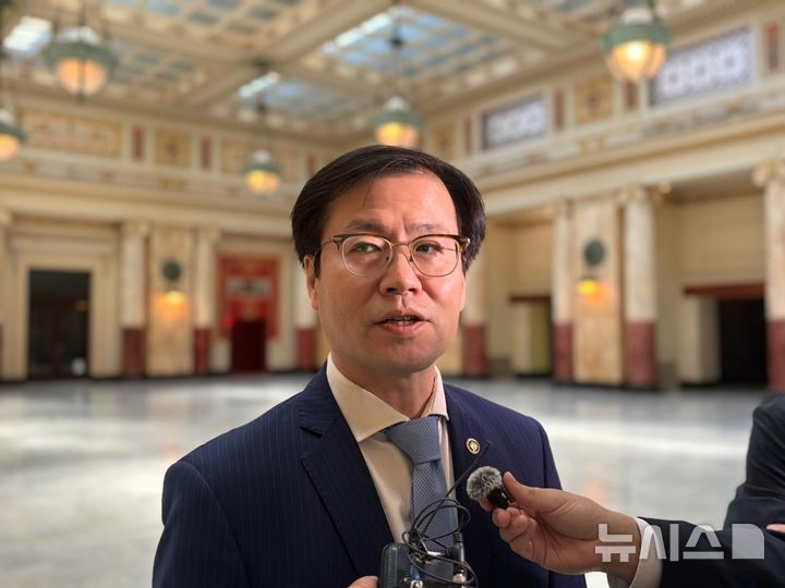 [워싱턴=뉴시스]이윤희 특파원 = 도널드 트럼프 미국 행정부 상호관세 유예 만료 시한이 임박하면서 불확실성이 고조되는 가운데, 여한구 산업통상자원부 통상교섭본부장이 5일(현지 시간) 미국 워싱턴DC 유니언 스테이션에 도착해 특파원들 질문에 답하고 있다. 2025.07.06.  