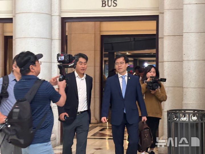[워싱턴=뉴시스]이윤희 특파원 = 도널드 트럼프 미국 행정부 상호관세 유예 만료 시한이 임박하면서 불확실성이 고조되는 가운데, 여한구 산업통상자원부 통상교섭본부장이 5일(현지 시간) 미국 워싱턴DC 유니언 스테이션에 도착하고 있다. 2025.07.06.  
