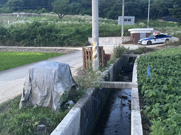 [임실=뉴시스] 지난 5일 오후 7시35분께 전북 임실군 관촌리의 한 경로당 인근에서 보행 보조용 전동차가 1.5m 아래 농수로로 빠져 80대 여성이 숨졌다. 사진은 사고 현장. (사진=전북도소방본부 제공) 2025.07.06. photo@newsis.com *재판매 및 DB 금지