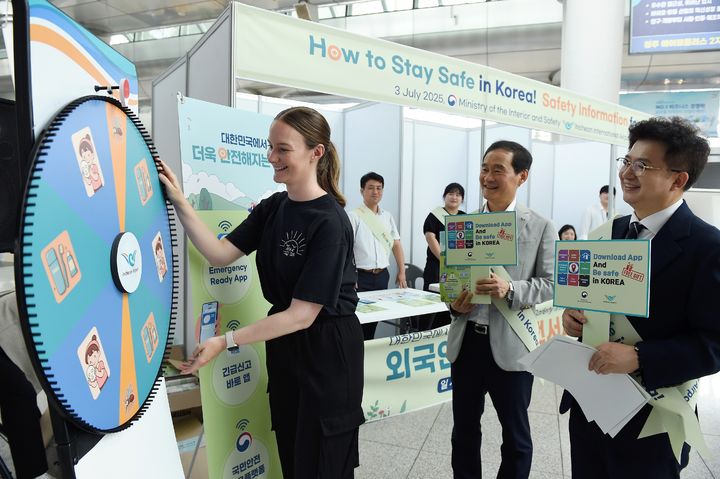 지난 3일 인천공항 제1여객터미널 교통센터에서 진행된 ‘외국인 대상 디지털 안전 서비스 홍보 캠페인’에서 인천국제공항공사 김범호 부사장(사진 가운데)과 행정안전부 김용균 안전예방정책실장(사진 오른쪽)이 외국인 여객에게 디지털 안전 서비스 이용방법을 안내하고 있다. (사진=인천국제공항공사 제공) *재판매 및 DB 금지