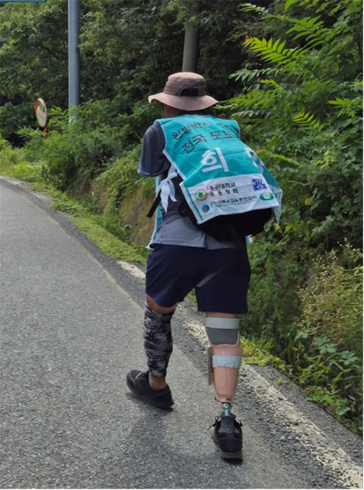 [안동=뉴시스] 지난해 7월 15일~8월 16일 광화문에서 경북 경산까지 도보종주에 나서 문경새재를 넘고 있는 왼발박사 이범식씨. (사진=이 박사 서포터즈 김선왕 단장 제공 제공) 2025.07.06. photo@newsis.com *재판매 및 DB 금지