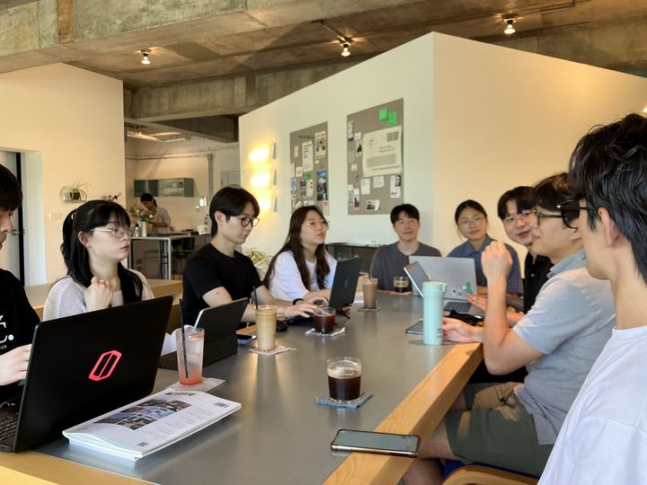 [대전=뉴시스] 대전 퍼블릭이즈 자원순환팀이 도시 농업, 마을 커뮤니티 활성화 등을 실험 중인 '뉴워크얼라이언스' 이창현 대표와의 인터뷰를 통해 실제 적용 가능성도 점검하고 있다. (사진=대전시 제공) 2025.07.06. photo@newsis.com *재판매 및 DB 금지