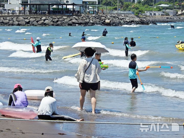 [제주=뉴시스] 오영재 기자 = 제21회 삼양검은모래축제가 열리고 있는 6일 오전 제주 삼양해수욕장에서 피서객들이 물놀이를 하고 있다. 2025.07.06. oyj4343@newsis.com 