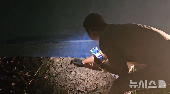 [서울=뉴시스]서울 서초경찰서는 지난 5월 국가정보원과의 공조수사를 통해 합성마약의 일종인 '메페드론'을 국내에서 유통한 외국인 마약조직을 적발하고, 총책·판매책·운반책 등 5명을 검거했다. 사진은 경찰이 외국인 마약 조직의 은닉처를 수색하며 증거물을 확보하고 있는 모습. (사진=서초경찰서 제공)