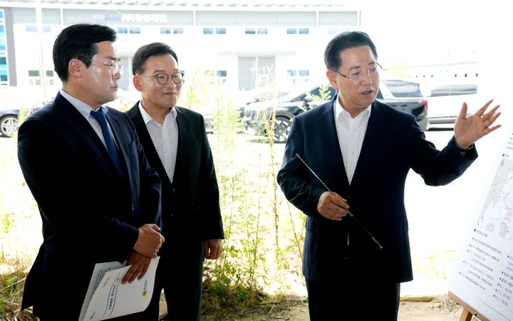 [나주=뉴시스] 김영록 전남지사가 6일 나주 에너지국가산단 조성 현장을 방문한 더불어민주당 당대표 후보인 박찬대 의원에게 전남도 현안을 설명하고 있다. (사진=전남도 제공) 2025.07.06. photo@newsis.com *재판매 및 DB 금지