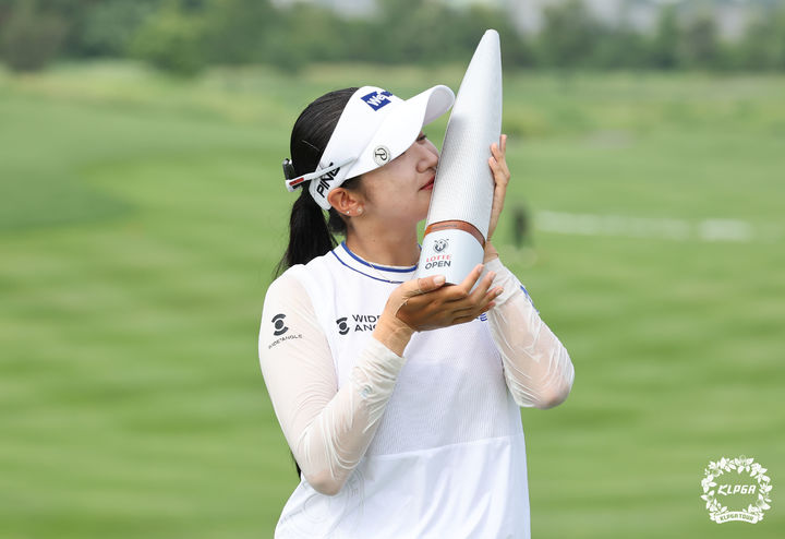 [서울=뉴시스] 박혜준이 6일 인천 서구 베어즈베스트청라CC에서 열린 '제15회 롯데오픈' 최종 4라운드를 마친 뒤 대회 우승을 확정, 트로피에 입을 맞추고 있다. (사진=KLPGA 제공) 2025.07.06. *재판매 및 DB 금지
