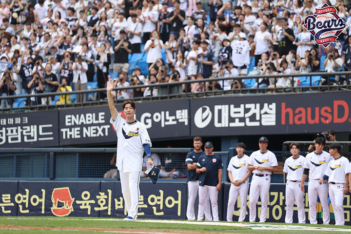 6일 잠실구장에서 열린 KT 위즈와의 경기에서 1회초 교체된 후 팬들을 향해 인사하는 김재호. 2025.07.06. (사진=두산 제공) *재판매 및 DB 금지