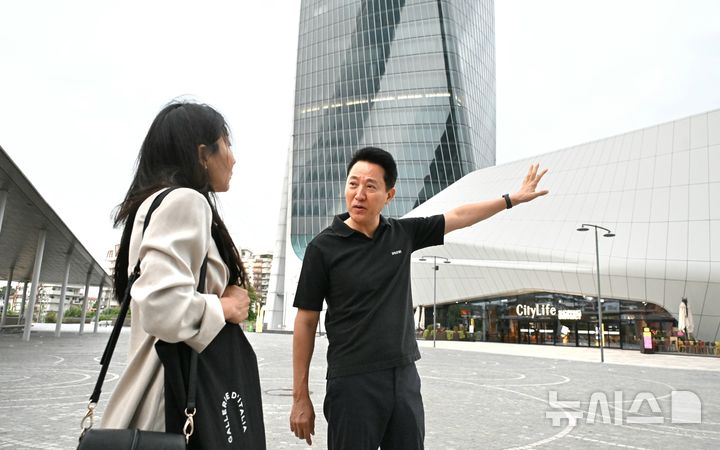 [밀라노(이탈리아)=뉴시스]오세훈 서울시장이 5일(현지 시각) 과거 전시회장 부지가 복합주거상업시설로 재탄생된 '시티라이프'를 둘러보고 있다.(제공=서울시)