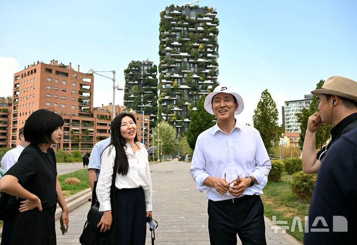 [밀라노(이탈리아)=뉴시스]오세훈 서울시장이 4일(현지 시각) 밀라노의 도시공간 혁신사례인 '포르타 누오바' 지구를 살피고 있다.(제공=서울시)