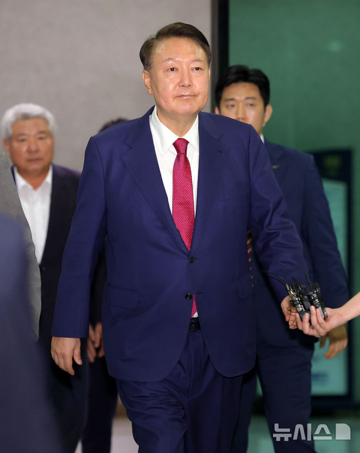 [서울=뉴시스] 홍효식 기자 = 윤석열 전 대통령이 5일 오후 서울 서초구 서울고등검찰청에 마련된 내란특검 사무실에서 2차 대면 조사를 마친 뒤 귀가하고 있다. 2025.07.06. yesphoto@newsis.com