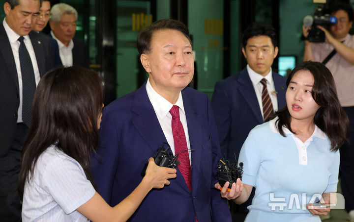 [서울=뉴시스] 홍효식 기자 = 윤석열 전 대통령이 5일 오후 서울 서초구 서울고등검찰청에 마련된 내란특검 사무실에서 2차 대면 조사를 마친 뒤 귀가하고 있다. 2025.07.06. yesphoto@newsis.com