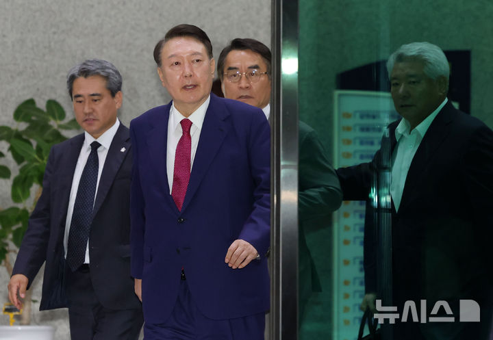 [서울=뉴시스] 홍효식 기자 = 윤석열 전 대통령이 지난 5일 오후 서울 서초구 서울고등검찰청에 마련된 내란특검 사무실에서 2차 대면 조사를 마친 뒤 귀가하고 있다. 2025.07.06. yesphoto@newsis.com