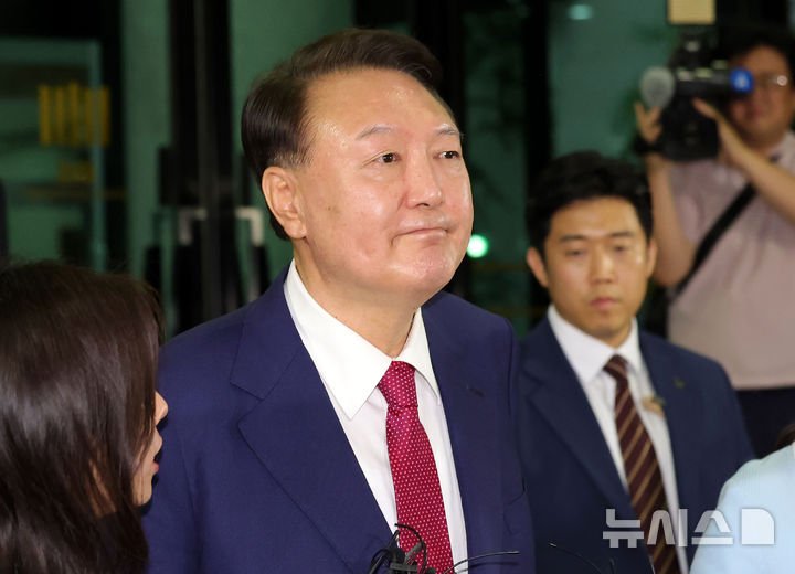 [서울=뉴시스] 홍효식 기자 = 윤석열 전 대통령이 지난 5일 오후 서울 서초구 서울고등검찰청에 마련된 내란특검 사무실에서 2차 대면 조사를 마친 뒤 귀가하고 있다. 2025.07.06. yesphoto@newsis.com