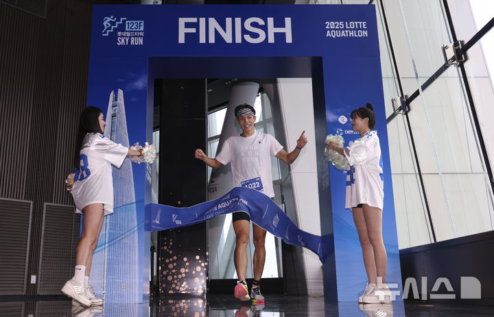 [서울=뉴시스] 김근수 기자 = 6일 오전 서울 송파구 롯데월드타워 일대에서 열린 '2025 롯데 아쿠아슬론'에서 참가자가 결승점을 통과하고 있다.   철인 3종 경기에서 사이클론을 제외한 오픈워터 수영과 마라톤을 함께 겨루는 '2025 롯데 아쿠아슬론'은 석촌호수 두 바퀴(총 1.5Km)를 완영 후, 롯데월드타워 1층부터 123층까지 2,917개의 계단을 오르는 수직 마라톤 스카이런(SKY RUN)으로 진행됐다. 2025.07.06. ks@newsis.com