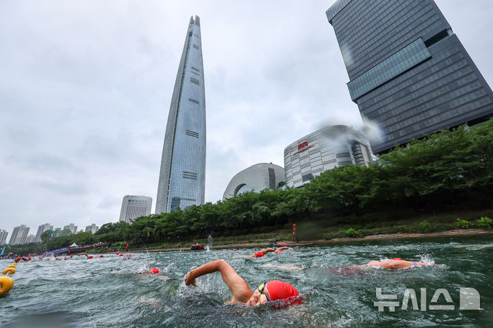 "석촌호수 헤엄치고 롯데월드타워 오른다" 2025 롯데 아쿠아슬론 개최 ... - 뉴스 썸네일 이미지