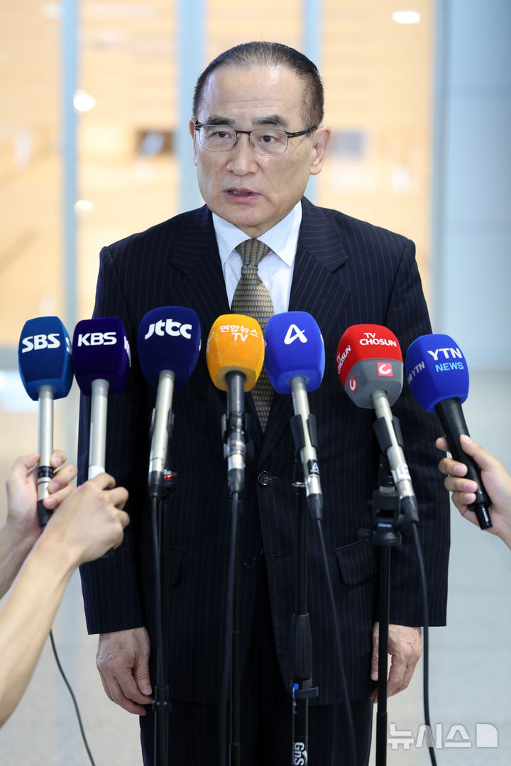 [인천공항=뉴시스] 조성우 기자 =  위성락 대통령실 국가안보실장이 6일 오전 인천국제공항 제2여객터미널에서 미국으로 출국하기 전 취재진 질문에 답변하고 있다. 2025.07.06. xconfind@newsis.com