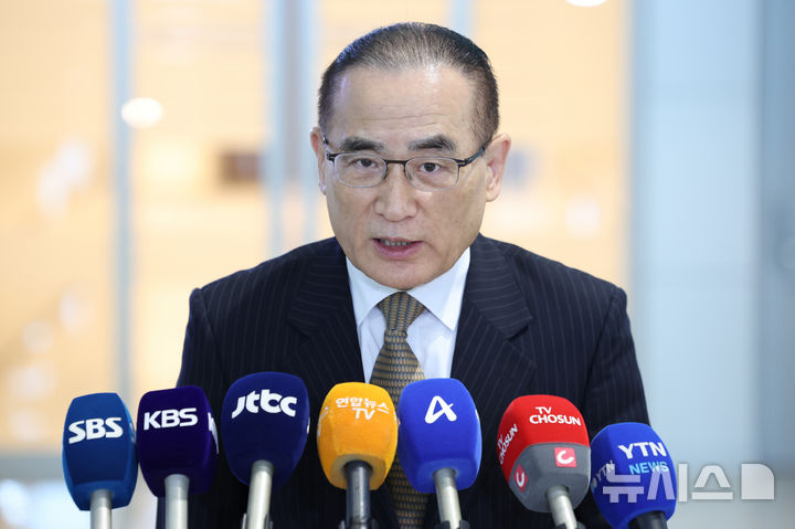 [인천공항=뉴시스] 조성우 기자 =  위성락 대통령실 국가안보실장이 6일 오전 인천국제공항 제2여객터미널에서 미국으로 출국하기 전 취재진 질문에 답변하고 있다. 2025.07.06. xconfind@newsis.com