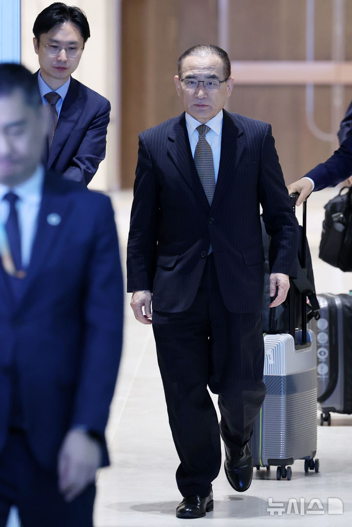 [인천공항=뉴시스] 조성우 기자 =  위성락 대통령실 국가안보실장이 6일 오전 인천국제공항 제2여객터미널에서 미국으로 출국하고 있다. 2025.07.06. xconfind@newsis.com