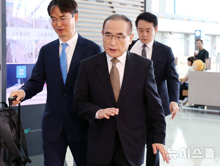 [인천공항=뉴시스] 조성우 기자 =  위성락 대통령실 국가안보실장이 6일 오전 인천국제공항 제2여객터미널에서 미국으로 출국하고 있다. 2025.07.06. xconfind@newsis.com
