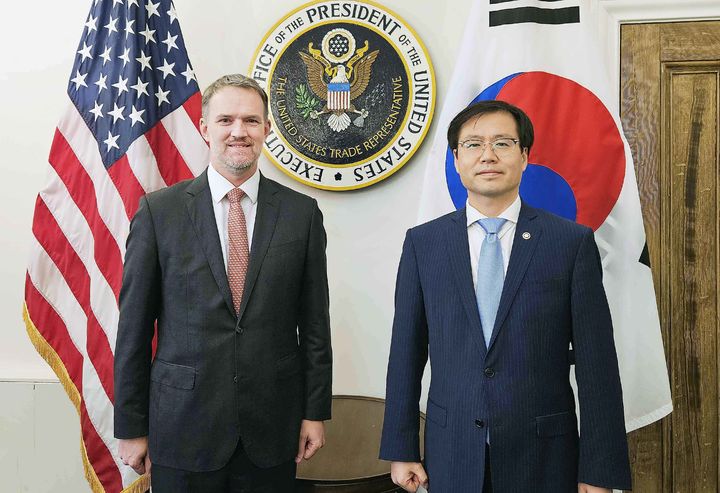 [서울=뉴시스] 최동준 기자 = 여한구 산업통상자원부 통상교섭본부장이 5일(현지 시간) 미국 워싱턴 DC 무역대표부에서 제이미슨 그리어 미국 무역대표부 대표와 면담을 갖고 기념촬영을 하고 있다. (사진=산업통상자원부 제공) 2025.07.06. photo@newsis.com *재판매 및 DB 금지