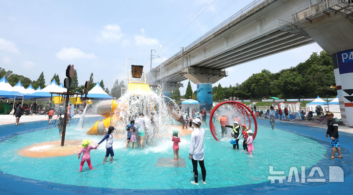 [인천=뉴시스] 전진환 기자 = 전국에 폭염특보가 발효중인 6일 개장 후 첫 주말을 맞은 인천 남동구 남동물빛놀이터를 찾은 어린이들이 물놀이로 더위를 식히고 있다.&nbsp; 2025.07.06. amin2@newsis.com
