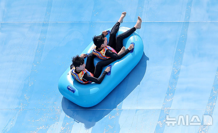 [대구=뉴시스] 이무열 기자 = 폭염이 연일 계속된 6일 대구 달성군 워터파크 스파밸리를 찾은 시민들이 놀이기구를 타며 더위를 식히고 있다. 2025.07.06. lmy@newsis.com