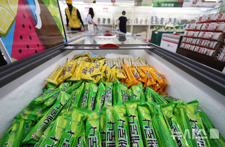 [서울=뉴시스] 조성우 기자 = 서울 시내의 한 대형마트에 아이스크림이 진열돼 있다. 2025.07.06. xconfind@newsis.com