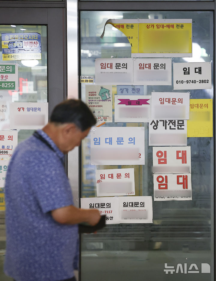 [서울=뉴시스] 김근수 기자 = 6일 서울 송파구의 한 종합상가 점포 앞에 임대 안내문이 붙어 있다. 6일 국세청 국세 통계에 따르면 지난해 개인·법인을 포함해 폐업 신고한 사업자는 100만8282명이다. 전년보다 2만1795명 증가했다. 전년보다 2만1795명 증가했다. 폐업자는 2019년 92만2159명에서 3년 연속 감소해 2022년 86만7292명까지 줄었다. 2025.07.06.