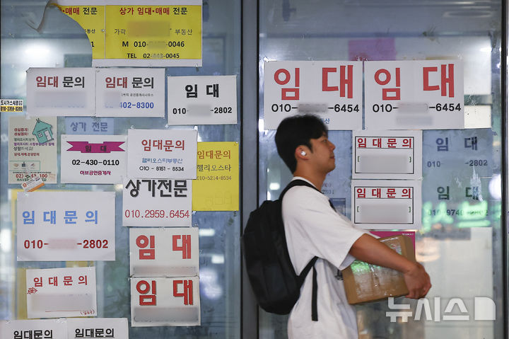 [서울=뉴시스] 김근수 기자 = 6일 서울 송파구의 한 종합상가 점포 앞에 임대 안내문이 붙어 있다.  6일 국세청 국세 통계에 따르면 지난해 개인·법인을 포함해 폐업 신고한 사업자는 100만8282명이다. 전년보다 2만1795명 증가했다. 전년보다 2만1795명 증가했다. 폐업자는 2019년 92만2159명에서 3년 연속 감소해 2022년 86만7292명까지 줄었다. 2025.07.06.