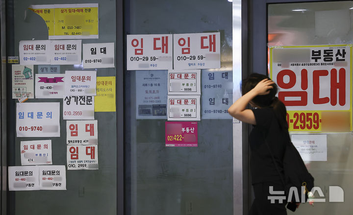 [서울=뉴시스] 김근수 기자 = 6일 서울 송파구의 한 종합상가 점포 앞에 임대 안내문이 붙어 있다.   6일 국세청 국세 통계에 따르면 지난해 개인·법인을 포함해 폐업 신고한 사업자는 100만8282명이다. 전년보다 2만1795명 증가했다.  전년보다 2만1795명 증가했다. 폐업자는 2019년 92만2159명에서 3년 연속 감소해 2022년 86만7292명까지 줄었다. 2025.07.06.