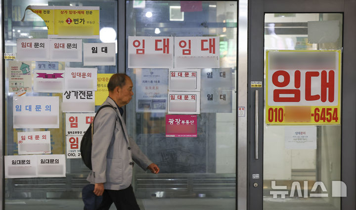 [서울=뉴시스] 김근수 기자 = 6일 서울 송파구의 한 종합상가 점포 앞에 임대 안내문이 붙어 있다. 2025.07.06.