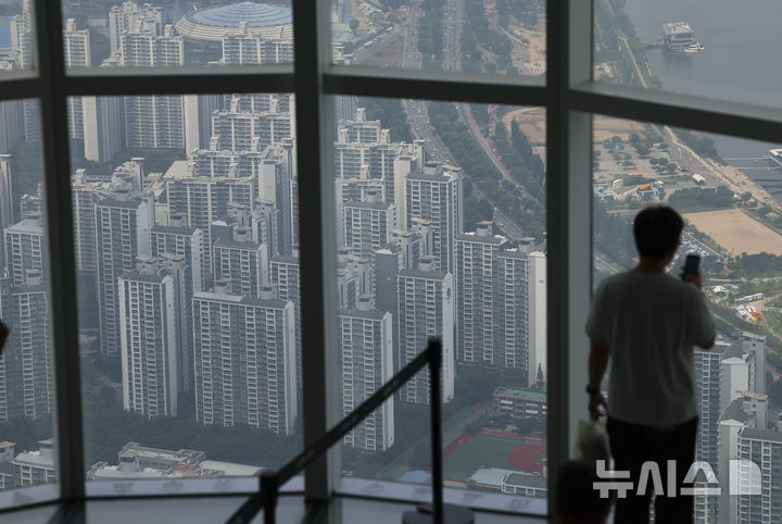 [서울=뉴시스] 김근수 기자 = 6일 서울 송파구의 롯데월드타워 스카이라운지에서 강남과 송파지역 아파트 모습이 보이고 있다. 2025.07.06. ks@newsis.com