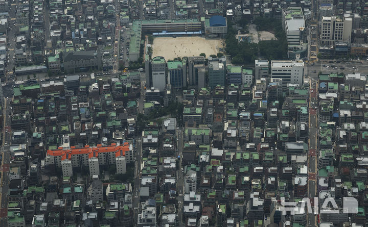 [서울=뉴시스] 김근수 기자 = 6일 서울 송파구의 롯데월드타워 스카이라운지에서 다가구·다세대·연립주택이 보이고 있다. 2025.07.06. ks@newsis.com