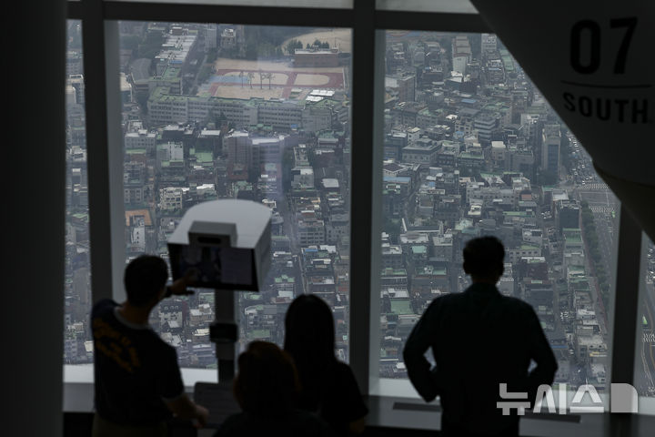 [서울=뉴시스] 김근수 기자 = 6일 서울 송파구의 롯데월드타워 스카이라운지에서 다가구·다세대·연립주택이 보이고 있다.&nbsp; 2025.07.06. ks@newsis.com