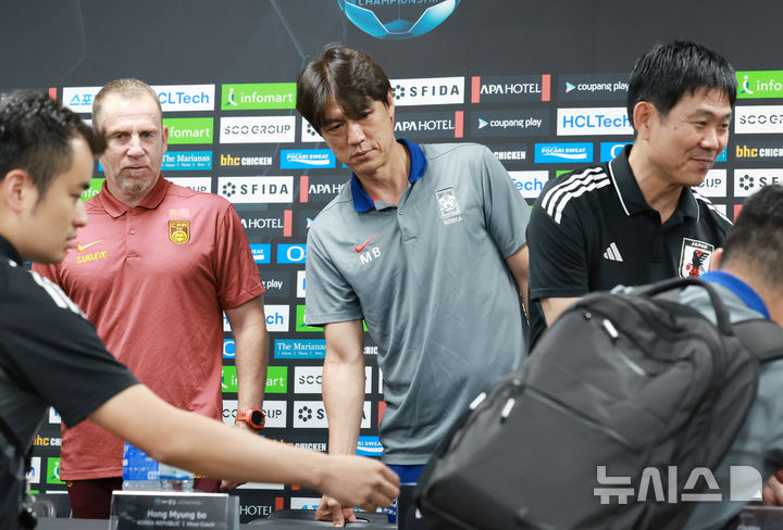 [용인=뉴시스] 이영환 기자 = 홍명보(가운데) 한국 축구대표팀 감독과 모리야스 하지메(오른쪽) 일본 축구대표팀 감독, 데얀 주르예비치 중국 축구대표팀 감독이 6일 오후 경기 용인시 처인구 용인미르스타디움에서 열린 2025 EAFF(동아시아축구연맹) E-1 챔피언십(동아시안컵) 기자회견에 참석하고 있다. 2025.07.06. 20hwan@newsis.com