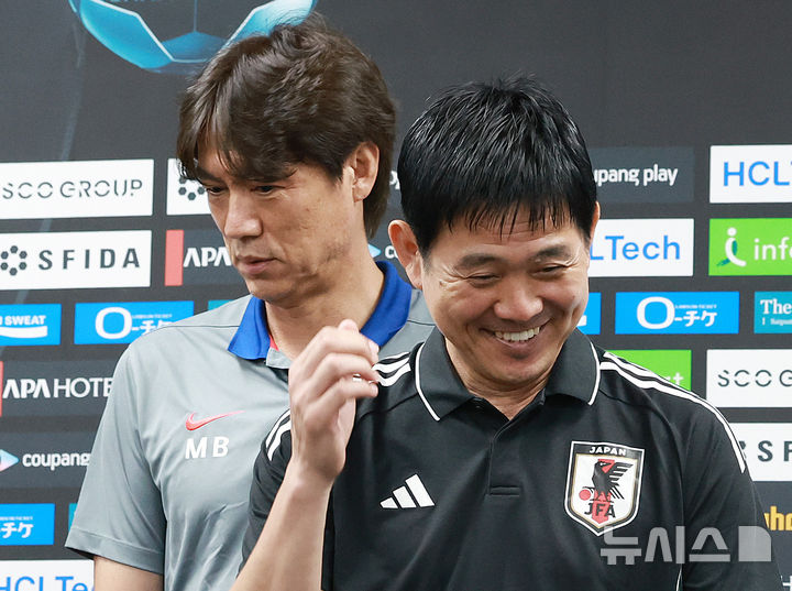 [용인=뉴시스] 이영환 기자 = 홍명보 한국 축구대표팀 감독과 모리야스 하지메 일본 축구대표팀 감독이 6일 오후 경기 용인시 처인구 용인미르스타디움에서 열린 2025 EAFF(동아시아축구연맹) E-1 챔피언십(동아시안컵) 기자회견에 참석하고 있다. 2025.07.06. 20hwan@newsis.com