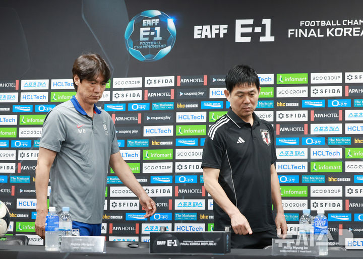[용인=뉴시스] 이영환 기자 = 홍명보 한국 축구대표팀 감독과 모리야스 하지메 일본 축구대표팀 감독이 6일 오후 경기 용인시 처인구 용인미르스타디움에서 열린 2025 EAFF(동아시아축구연맹) E-1 챔피언십(동아시안컵) 기자회견에 참석하고 있다. 2025.07.06. 20hwan@newsis.com