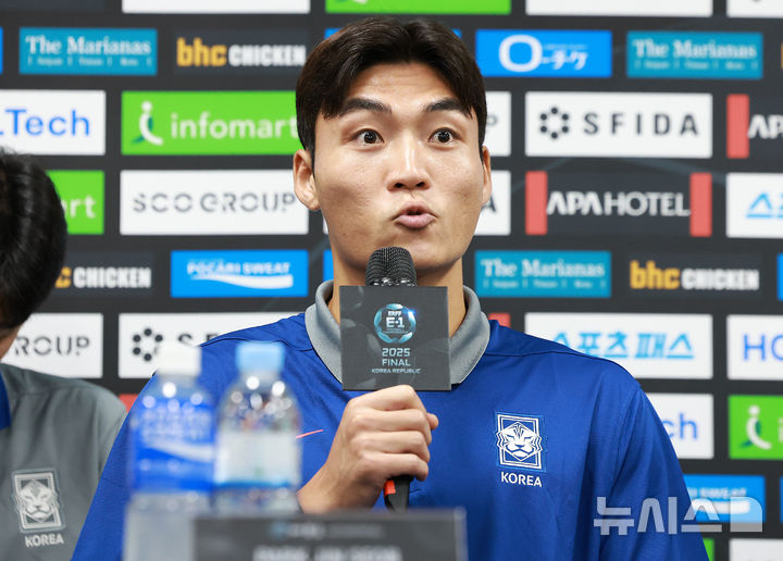 [용인=뉴시스] 이영환 기자 = 한국 축구대표팀 박진섭이 6일 오후 경기 용인시 처인구 용인미르스타디움에서 열린 2025 EAFF(동아시아축구연맹) E-1 챔피언십(동아시안컵) 기자회견에 참석해 취재진의 질문에 답하고 있다.2025.07.06. 20hwan@newsis.com