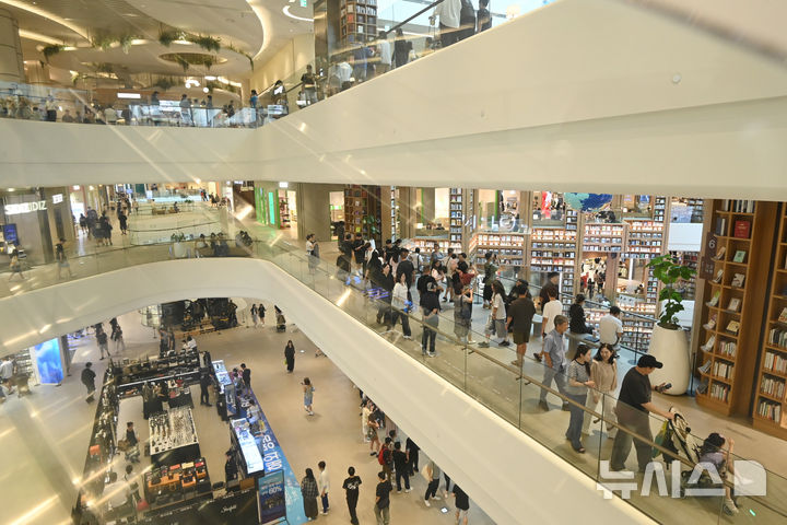 [수원=뉴시스] 김종택 기자 = 전국 대부분 지역에 폭염 특보가 발효된 6일 경기 수원시 장안구 '스타필드 수원' 쇼핑몰이 더위를 피해 쇼핑을 나온 시민들로 북적이고 있다. 2025.07.06. jtk@newsis.com